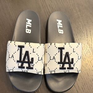 MLB Black and White Dodgers LA Logo Slides, kids size 3-4, new